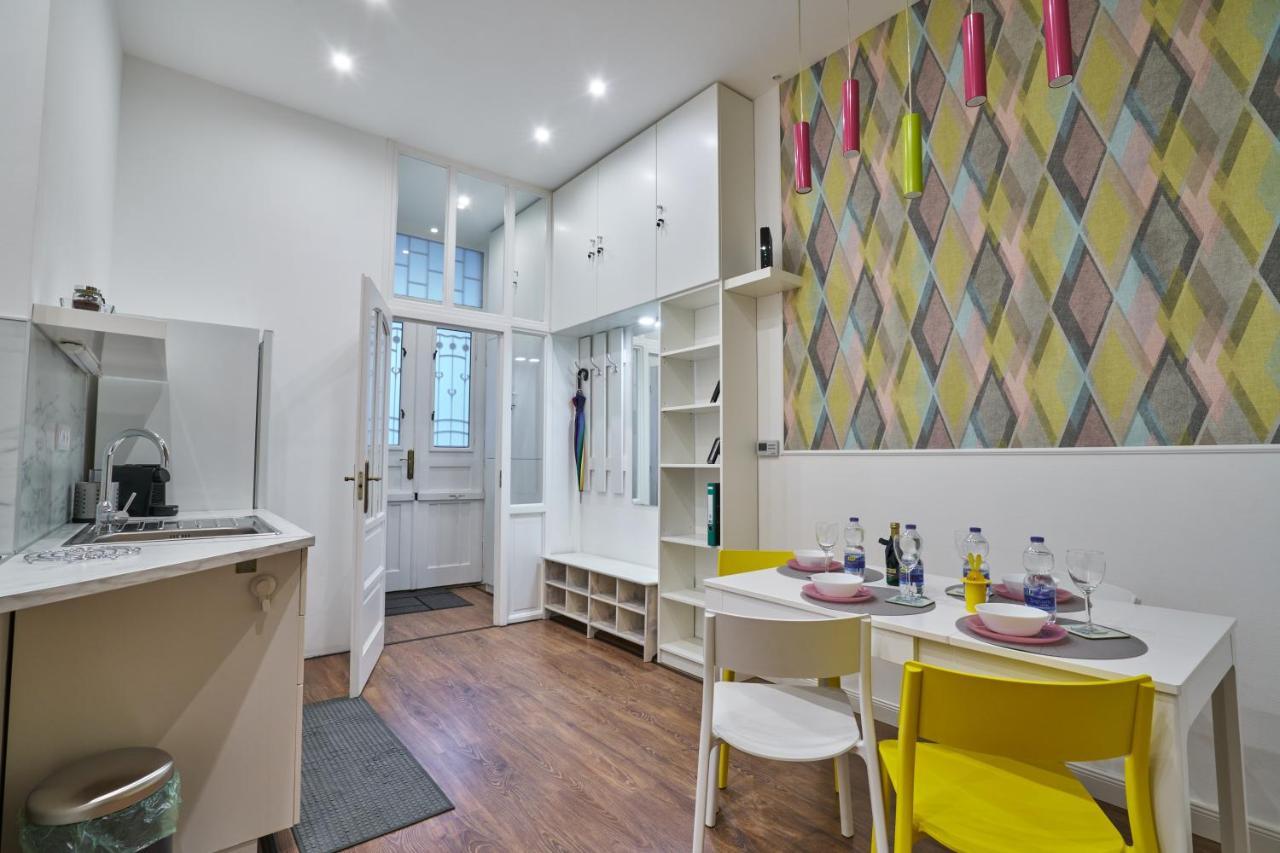 Nanirol Apartment At Gellert Bath Budapest Exteriör bild
