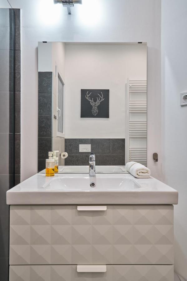 Nanirol Apartment At Gellert Bath Budapest Exteriör bild