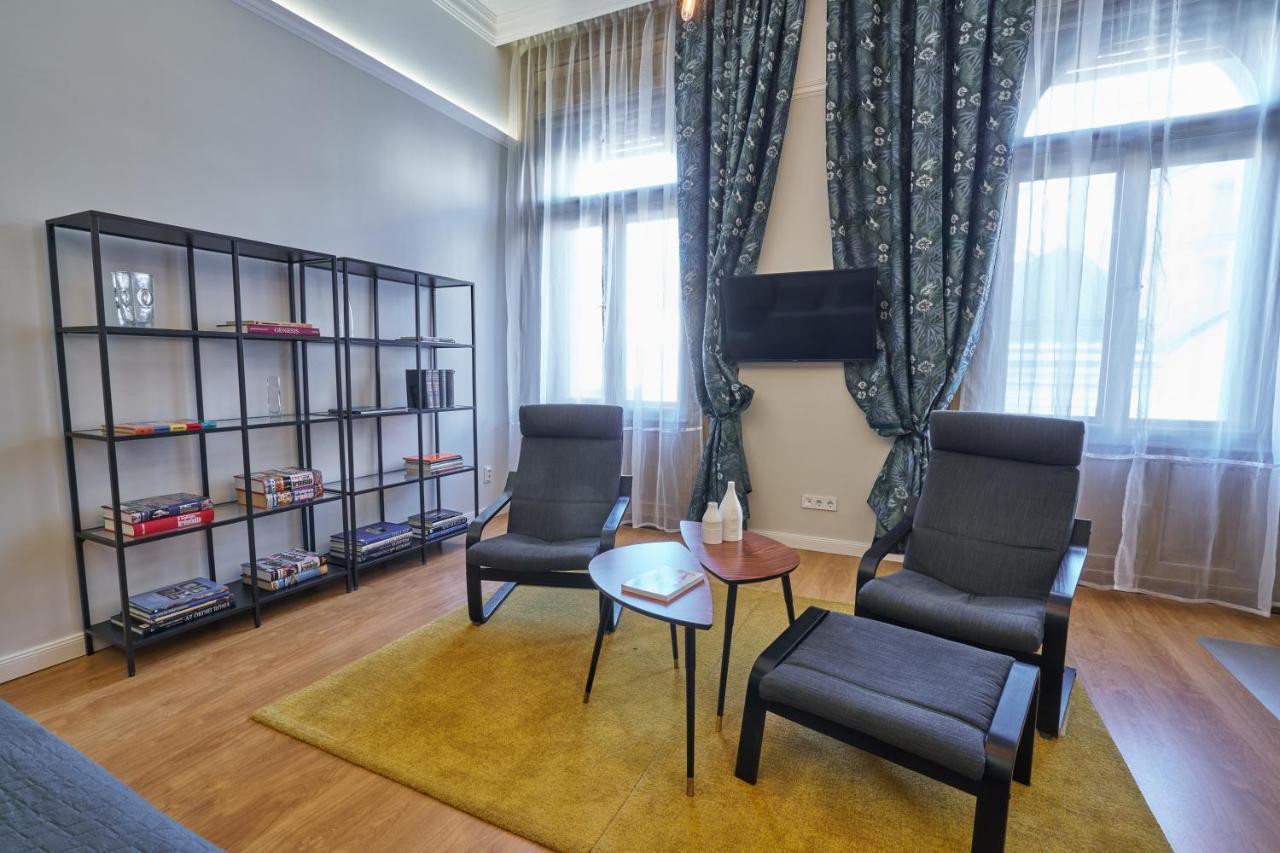 Nanirol Apartment At Gellert Bath Budapest Exteriör bild