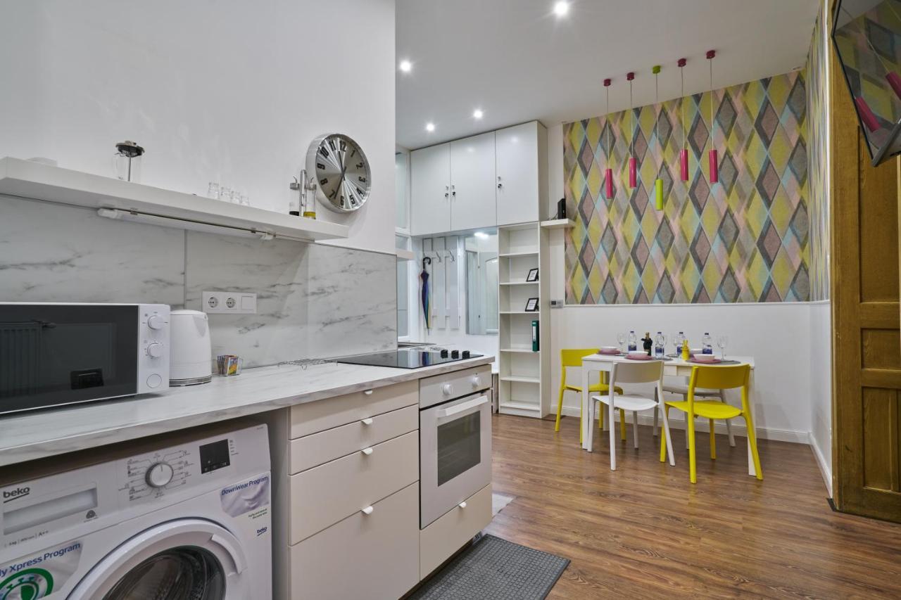 Nanirol Apartment At Gellert Bath Budapest Exteriör bild